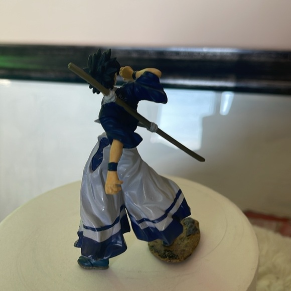 Dynamic Warrior Figurine in Blue and White - Picture 4 of 4